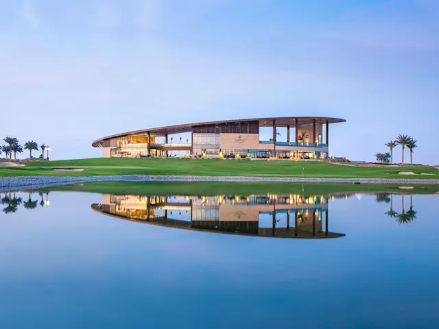Ergänzend zum beeindruckenden Golfplatz bietet das 30.000 sq.ft große Luxus-Clubhaus einen Infinity-Pool, gehobene Gastronomie und modernste Einrichtungen.