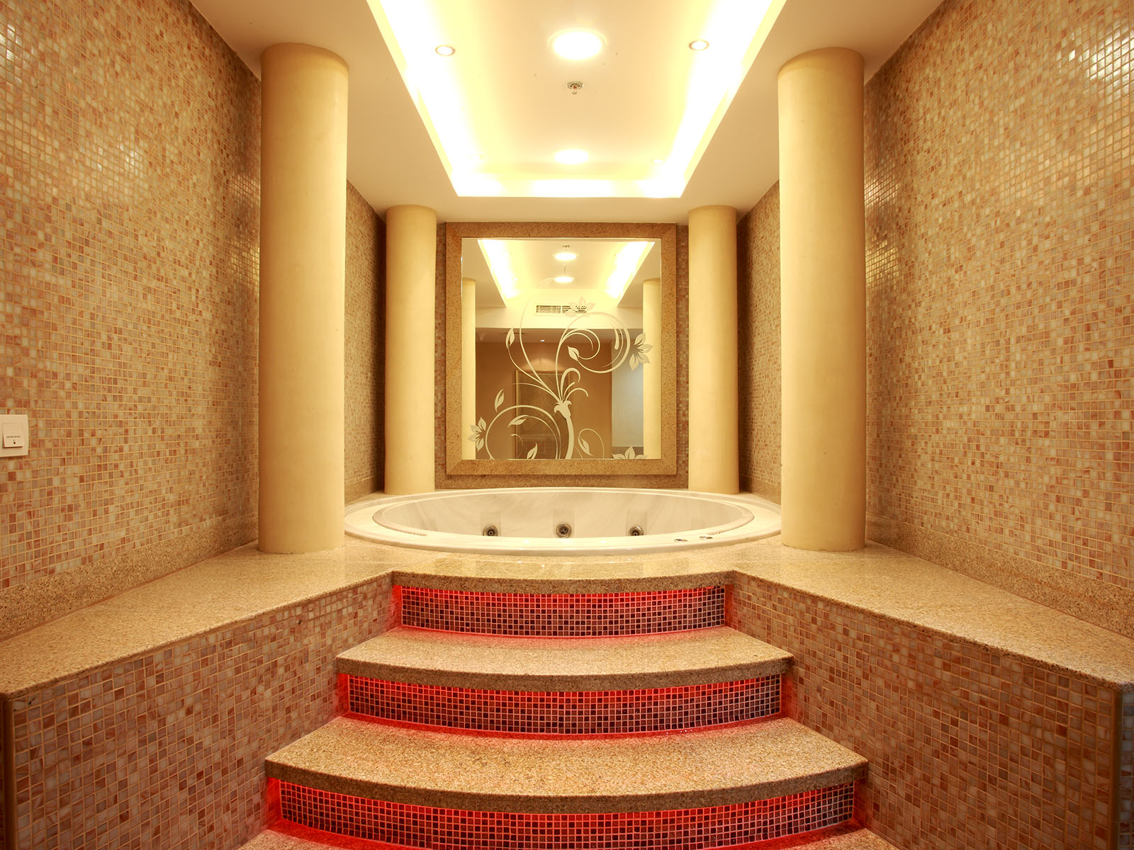 在静谧的水疗中心放松身心，配备舒缓的桑拿、按摩浴缸与蒸汽房，是理想的疗愈与焕新之所。 