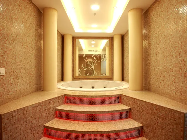 Entspannen Sie im ruhigen Spa mit wohltuender Sauna, Jacuzzi oder Dampfbad – der perfekte Rückzugsort für Erholung und neue Energie.