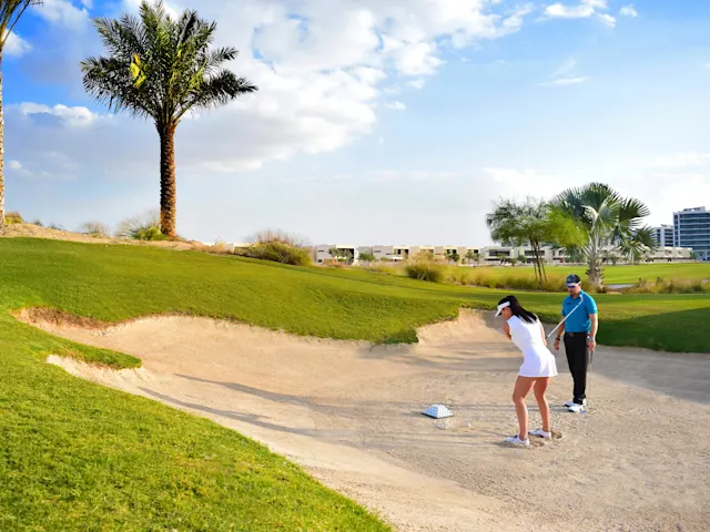 Yemyeşil fairway’ler, etkileyici manzaralar ve dünya standartlarında altyapısıyla her vuruşta benzersiz bir golf deneyimi yaşayın.