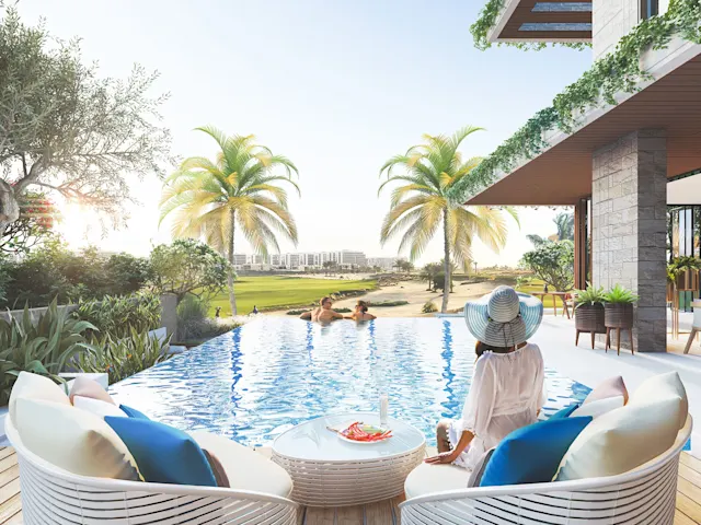 Entfliehen Sie in Ihre private Oase, wo sattes Grün auf das beruhigende Blau Ihres Infinity-Pools trifft – für vollkommene Entspannung.