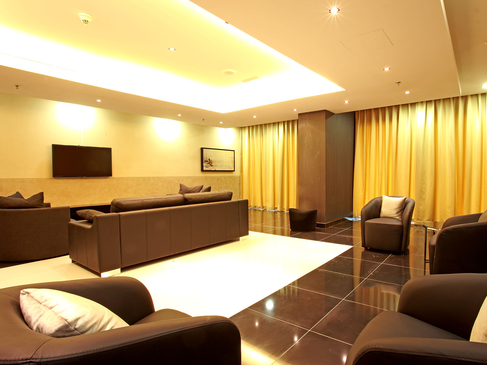 走进静谧休闲室，舒适的沙发与大屏幕营造安逸氛围，是阅读、放松或远离都市喧嚣的理想去处。 