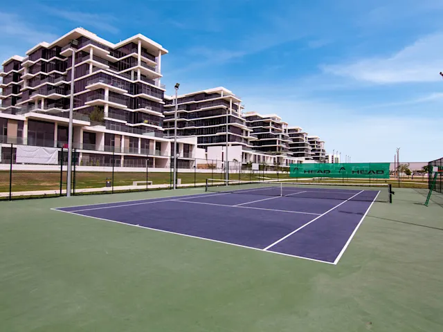 Doğayla iç içe bir atmosferde, farklı seviyelerdeki oyuncular için ideal koşullara sahip tenis kortlarımızda maç yapmanın keyfini yaşayın.
