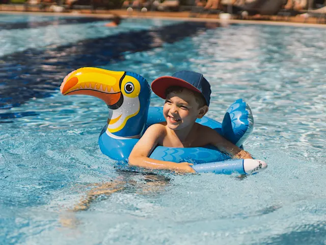 Genießen Sie ein erfrischendes Bad im luxuriösen Pool direkt am Wasser – der ideale Ort, um zu entspannen und die friedliche Umgebung auf sich wirken zu lassen.