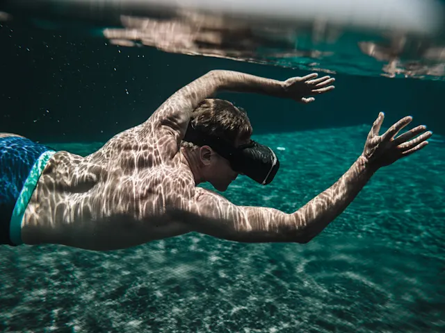 Tauchen Sie ein in eine außergewöhnliche Welt mit Swim VR, wo Sie die Schwerelosigkeit genießen und die Tiefen des Ozeans erkunden können wie nie zuvor.