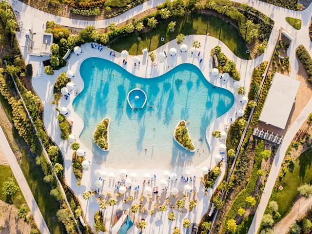 Inspiriert vom entspannten kalifornischen Lebensgefühl bietet dieser Hotspot einen Wave Pool und Strandatmosphäre und – ideal zum Spaßhaben & Entspannen in der Sonne.
