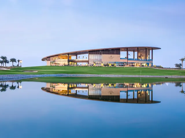 Als Ergänzung zum beeindruckenden Golfplatz bietet das 30.000 sq.ft große Luxus-Clubhaus einen Infinity Pool, gehobene Gastronomie und modernste Einrichtungen.