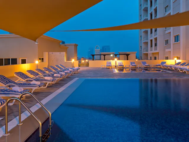 Kühlen Sie sich mit einem erfrischenden Bad im Pool ab oder entspannen Sie nach einem langen Tag in einer ruhigen, wohltuenden Atmosphäre.