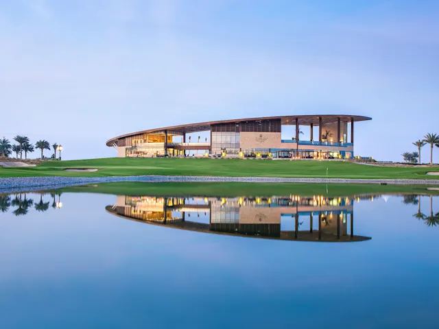 Ergänzend zum prachtvollen Golfplatz bietet das 30.000 sq.ft große Luxus-Clubhaus einen Infinity-Pool, gehobene Gastronomie und modernste Einrichtungen.