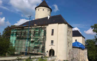 Nová střecha na hradě Rychmburk