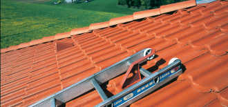 Proč je při práci na střeše důležité použití bezpečnostních prvků?