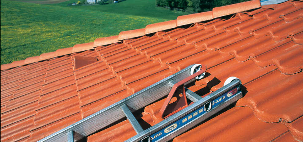 Proč je při práci na střeše důležité použití bezpečnostních prvků?