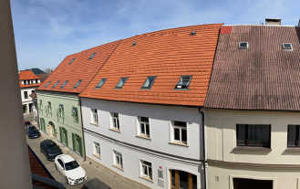 Nové střechy měšťanských domů ve Smetanově ulici v centru Rokycan.