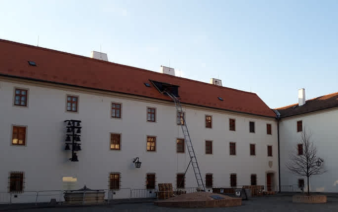 Rekonstrukce střechy Špilberku pokračuje opět s Opálem