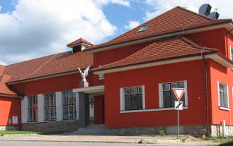 Nová střechy Sokolovny v Černovicích se vybarvila