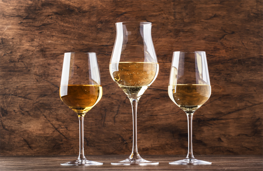 What Does Moscato Taste Like? (Tasting Notes of Different Wine Styles)