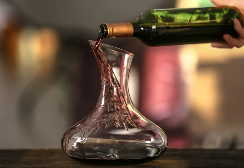 Wine Decanter Guide (7 Types, How to Use, Buying Tips)