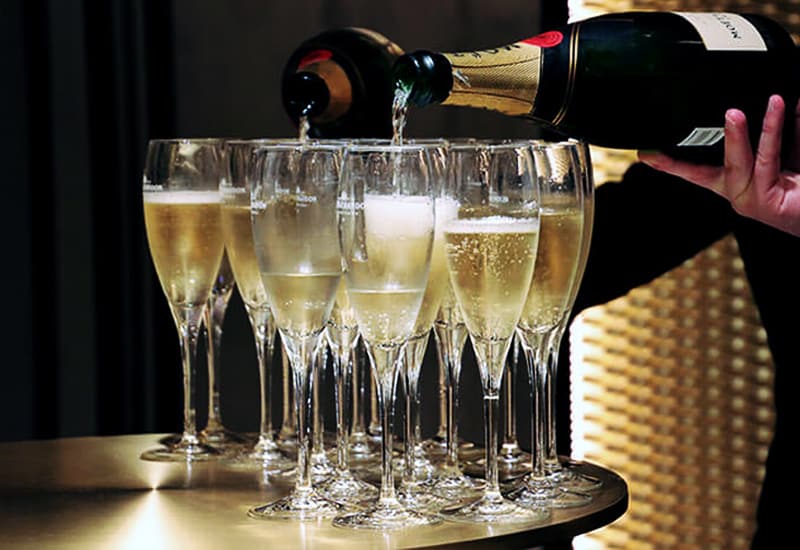 Which Glass to Use to Drink Champagne: A Complete and Practical Guide
