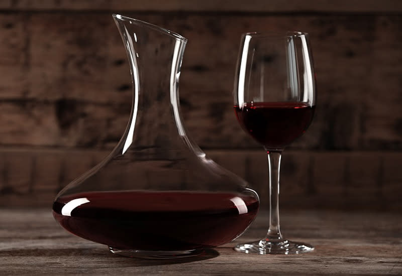 Wine Decanter Guide (7 Types, How to Use, Buying Tips)