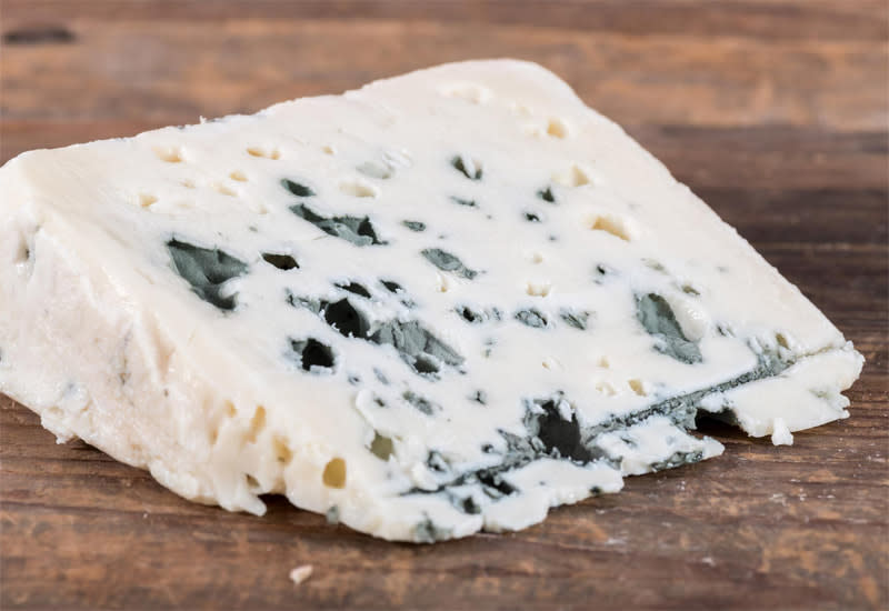 How Does Shiraz Wine Taste? (vs Syrah, Merlot, Sauvignon)