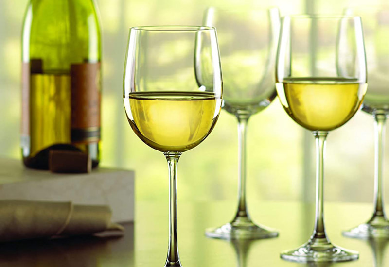 5 Best White Wine Glasses (Buying Tips, White vs Red Glasses)