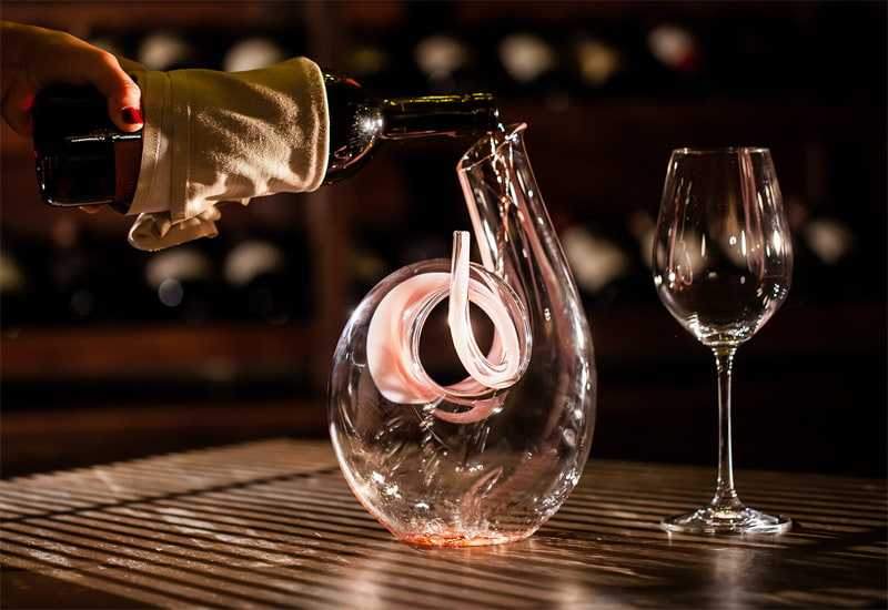 Wine Decanter Guide (7 Types, How To Use, Buying Tips)