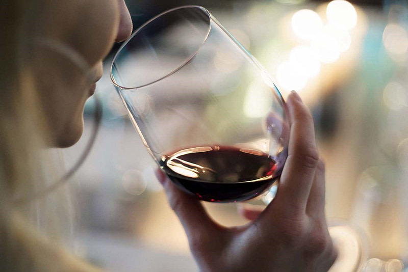 How to Taste Wine Like a Pro (The 5 S’s of Wine Tasting)