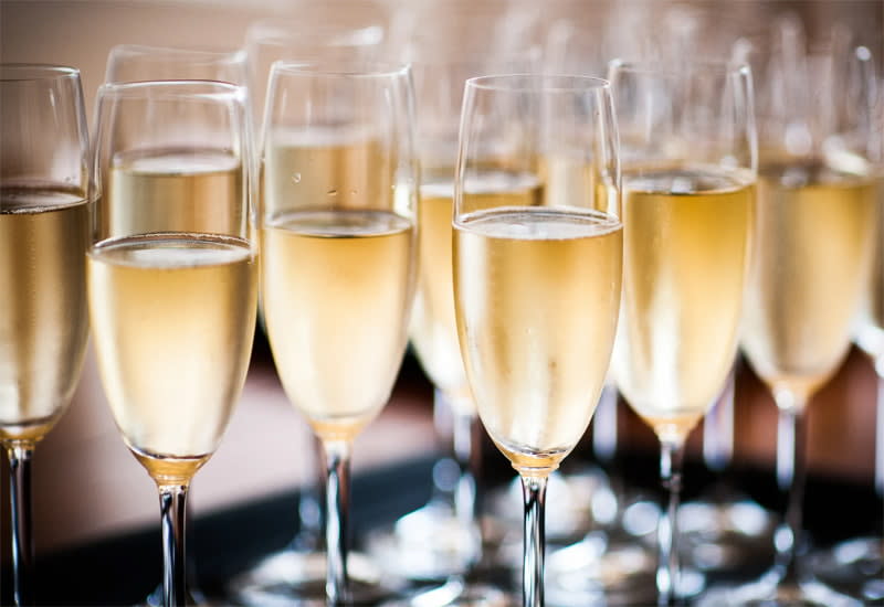 How to Pour Champagne Perfectly (6 Easy Steps & Tips)