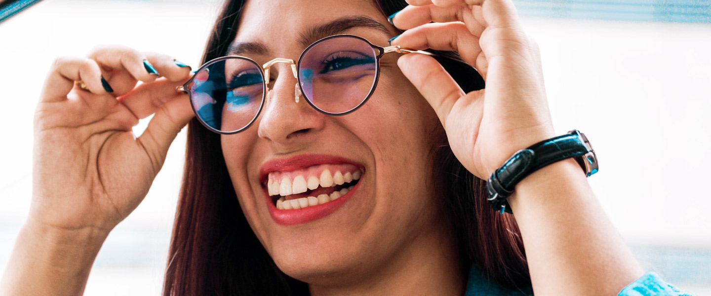 Sehr starker brille frau mit Mein Kind