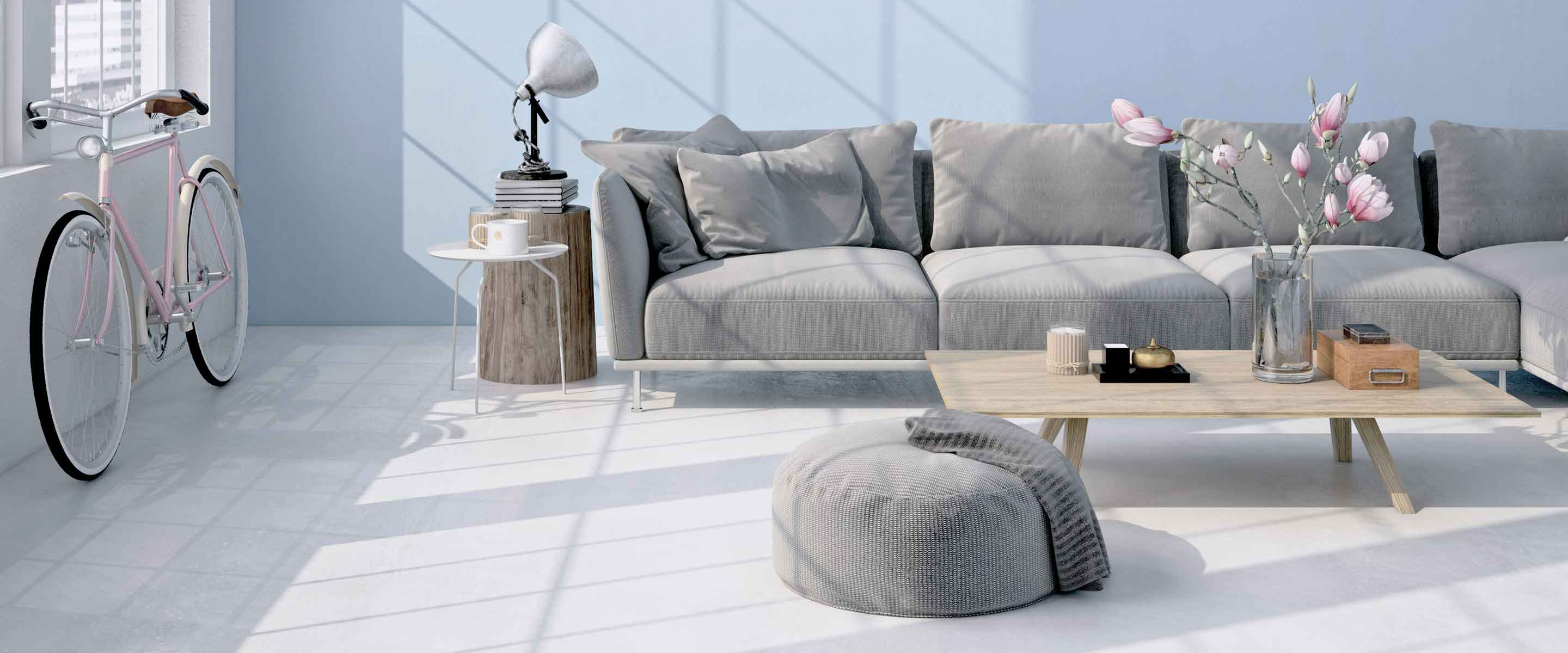 Ein Wohnzimmer mit einem grauen Sofa und einem Tisch.