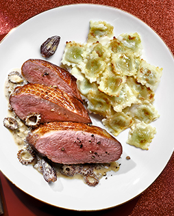 Magret de canard aux morilles et gratin de ravioles du dauphiné