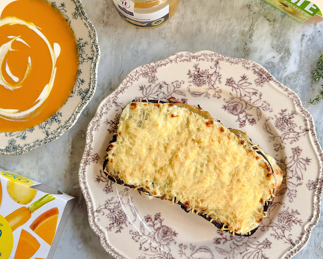 Croque au chèvre, oignons confits et miel by @eliehealthyfood