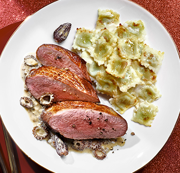 Magret de canard aux morilles et gratin de ravioles du dauphiné