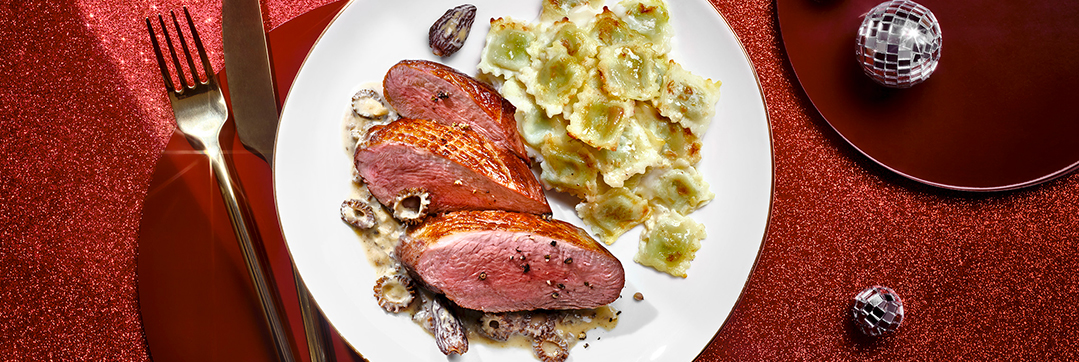 Magret de canard aux morilles et gratin de ravioles du Dauphiné