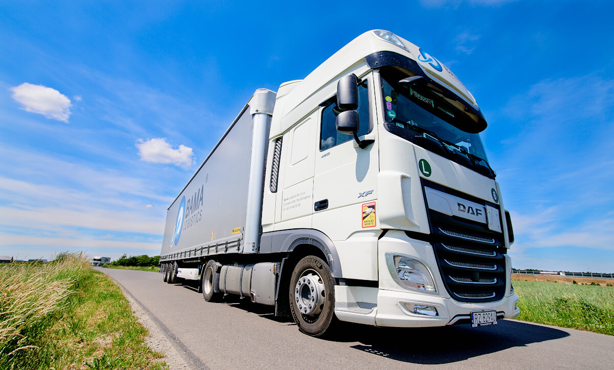 Samochód ciężarowy marki DAF, z naczepą typu firanka. Wchodzi w skład floty Firmy Transportowo - Spedycyjnej Bama Logistics