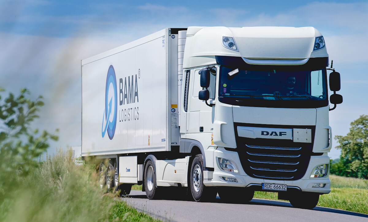 Samochód ciężarowy marki DAF, z naczepą typu chłodnia. Element floty Firmy Transportowo-Spedycyjnej Bama Logistics z Kozłowa. 