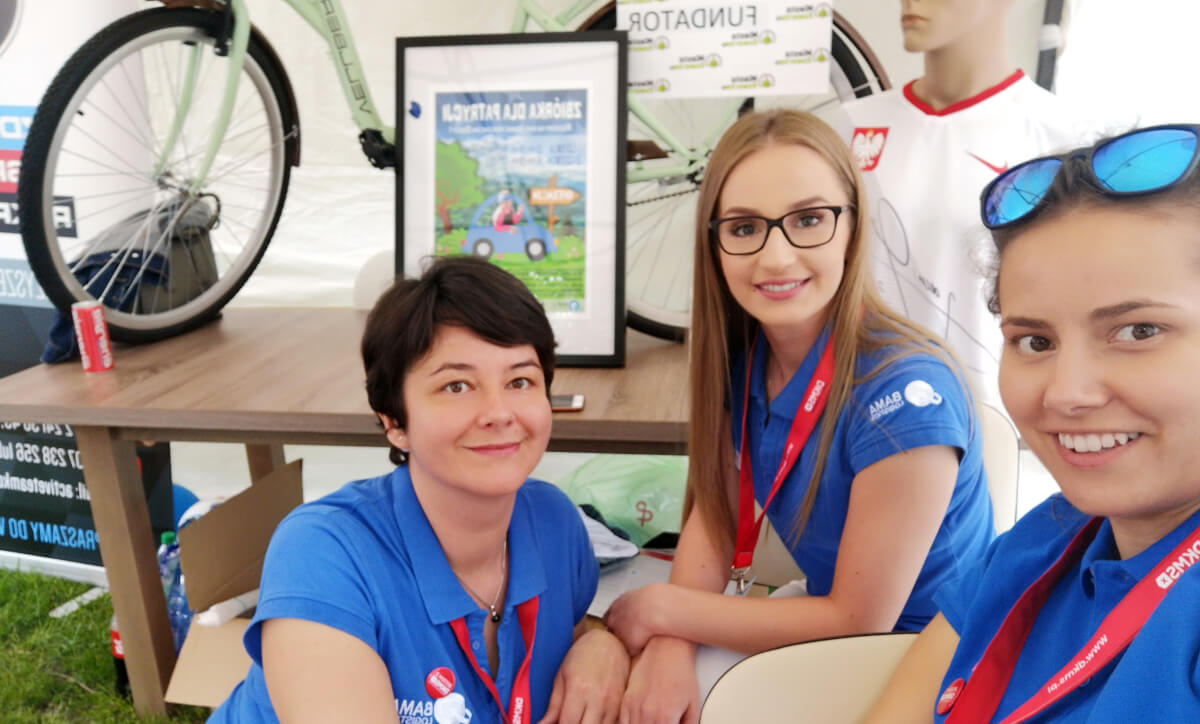 Pracownicy i wolontariusze Bama Logistics, podczas Dni Dębicy, prowadzący zbiórkę charytatywną na rzecz Patrycji Stręk