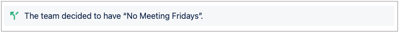 金曜日に会議を行わないとチームが決定したことを示しています。テキストは灰色の背景で、左側に緑の矢印アイコンが表示されています。