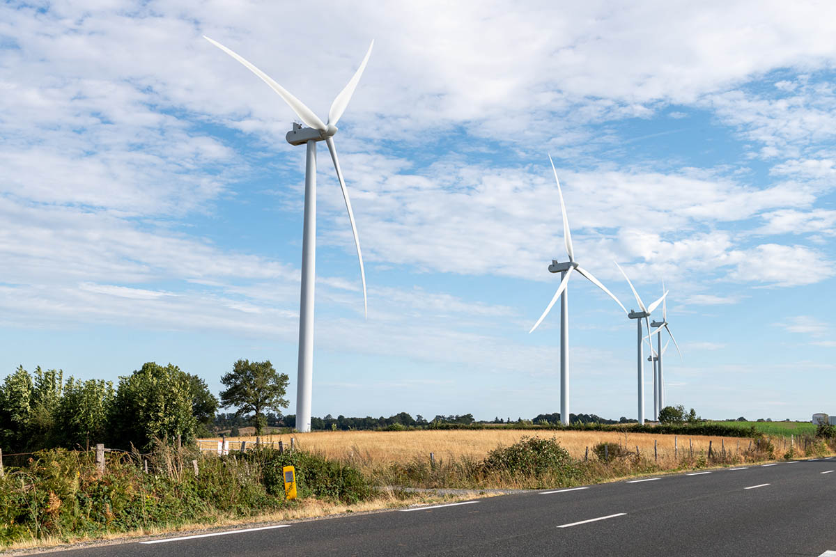 Eoliennes et champ