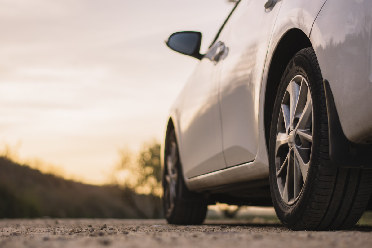 Lähikuva pysäköidystä autosta auringonlaskussa