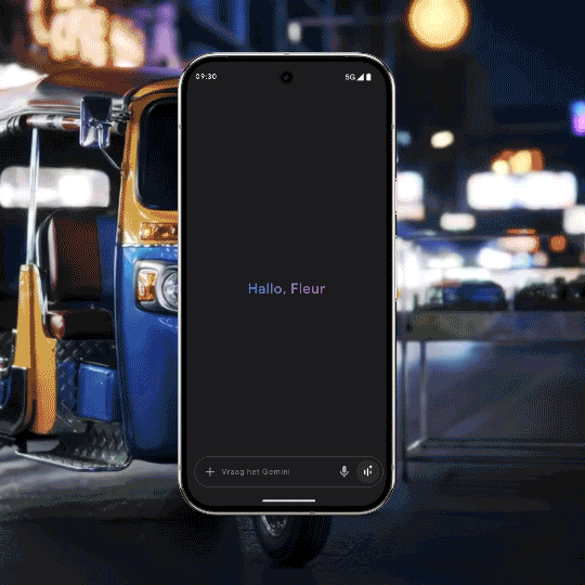 Camera van een telefoon scant een Tuk Tuk in Bangkok en geeft extra informatie geeft met Google Gemini