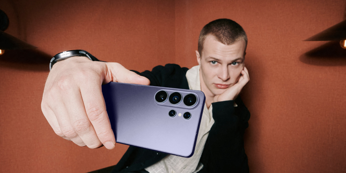 Een jongeman die zijn Samsung Galaxy S26 Ultra laat zien