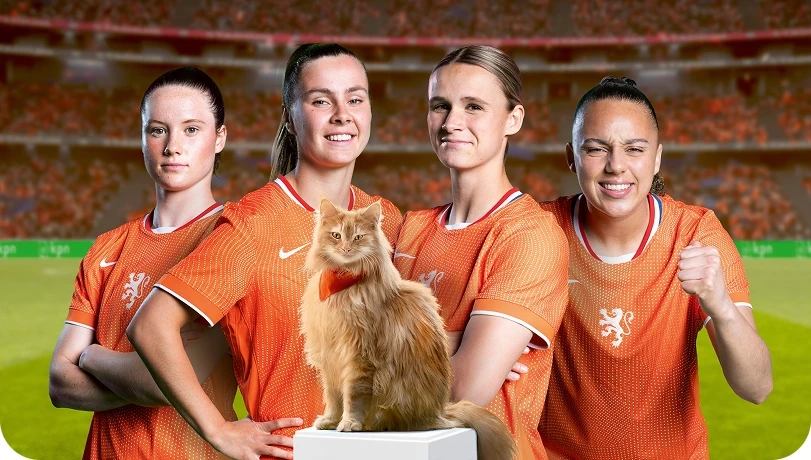 De Oranje Leeuwinnen samen met Louis de kat