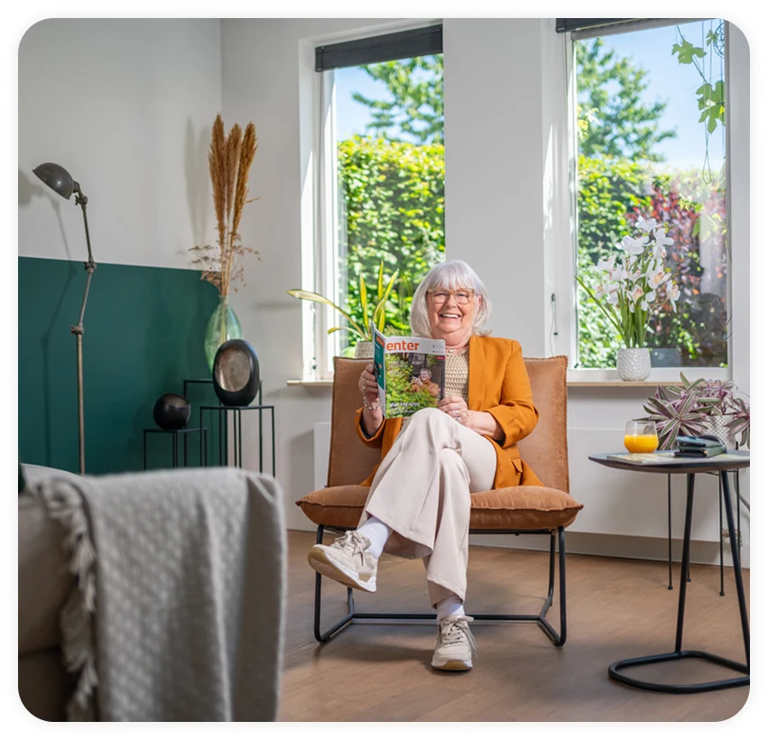 Vrouw leest het magazine van SeniorWeb