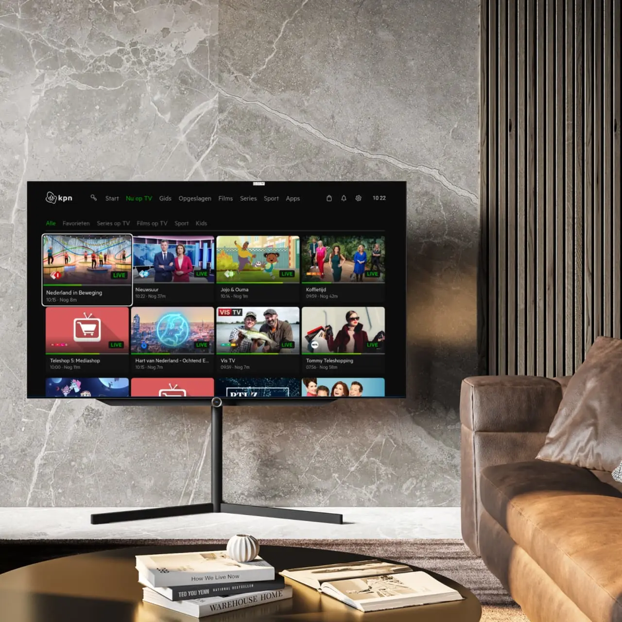 Grote televisie in een kamer toont het kpn zenderoverzicht