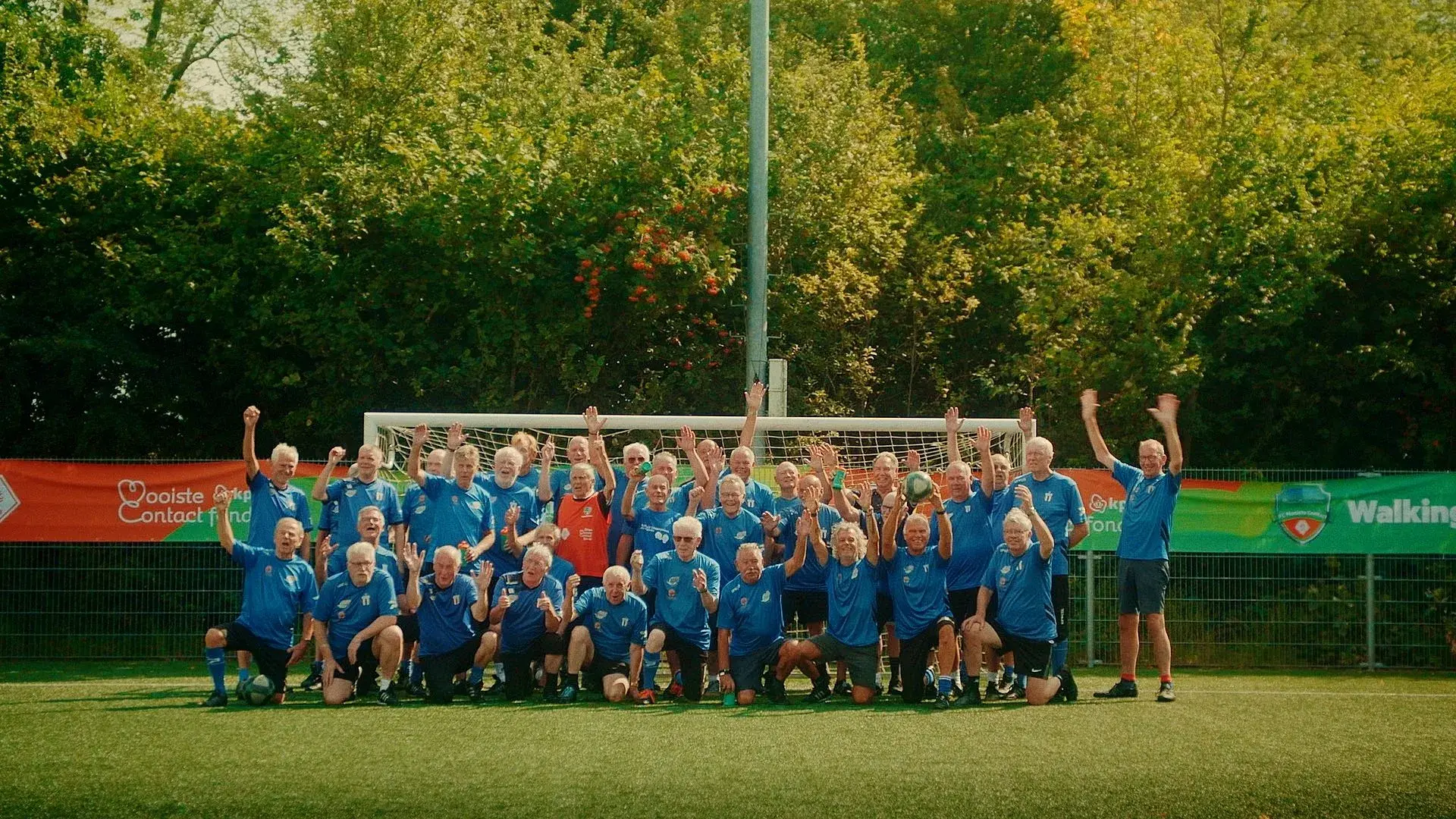 Voetbalteam op de foto voor walking football