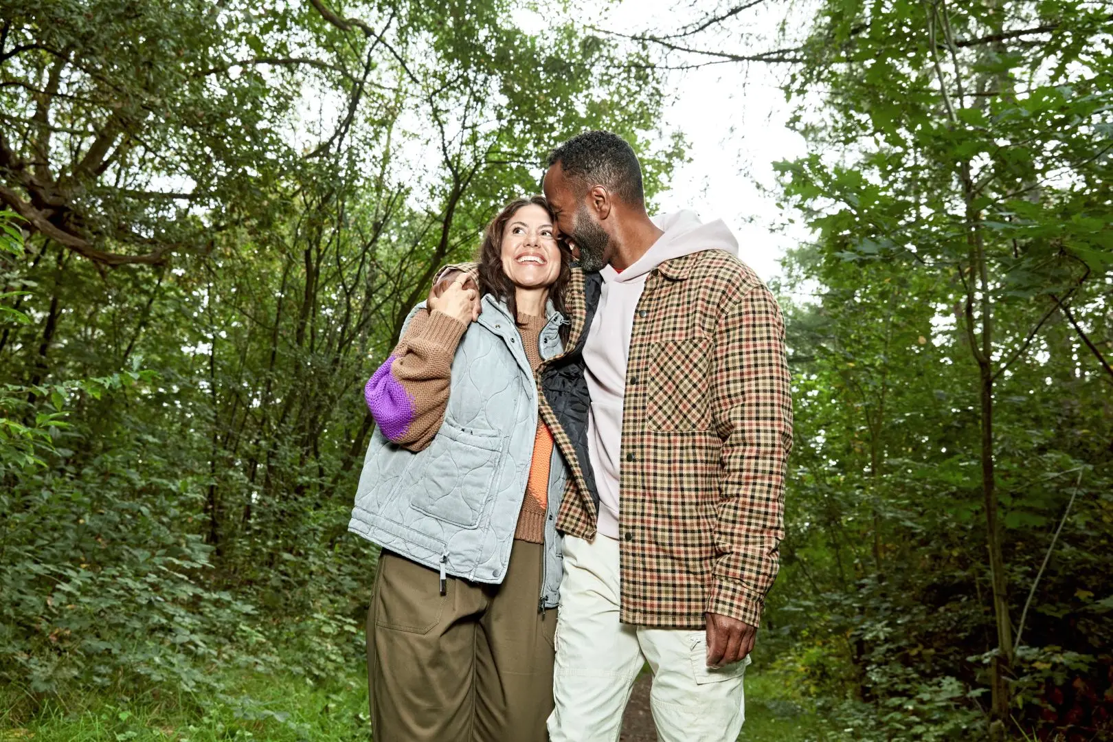 Een man en vrouw lopen samen door het bos