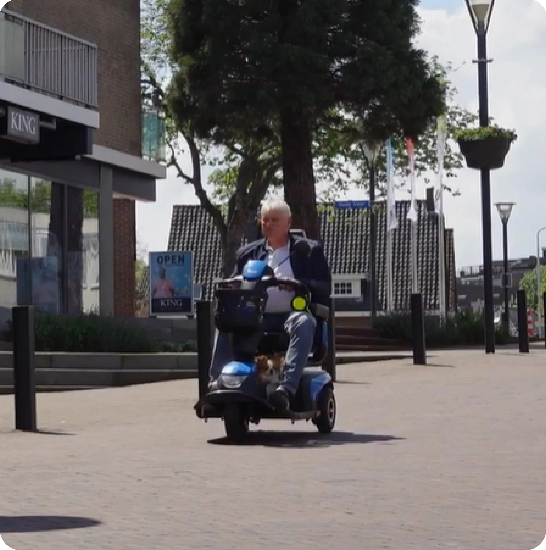 Meneer rijdt op een slimme scootmobiel