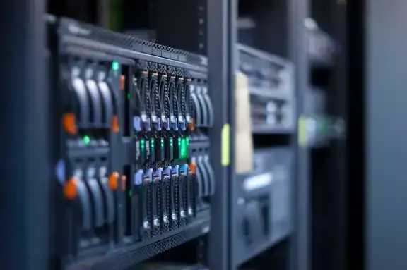 beeld van datacenter waar de servers staan