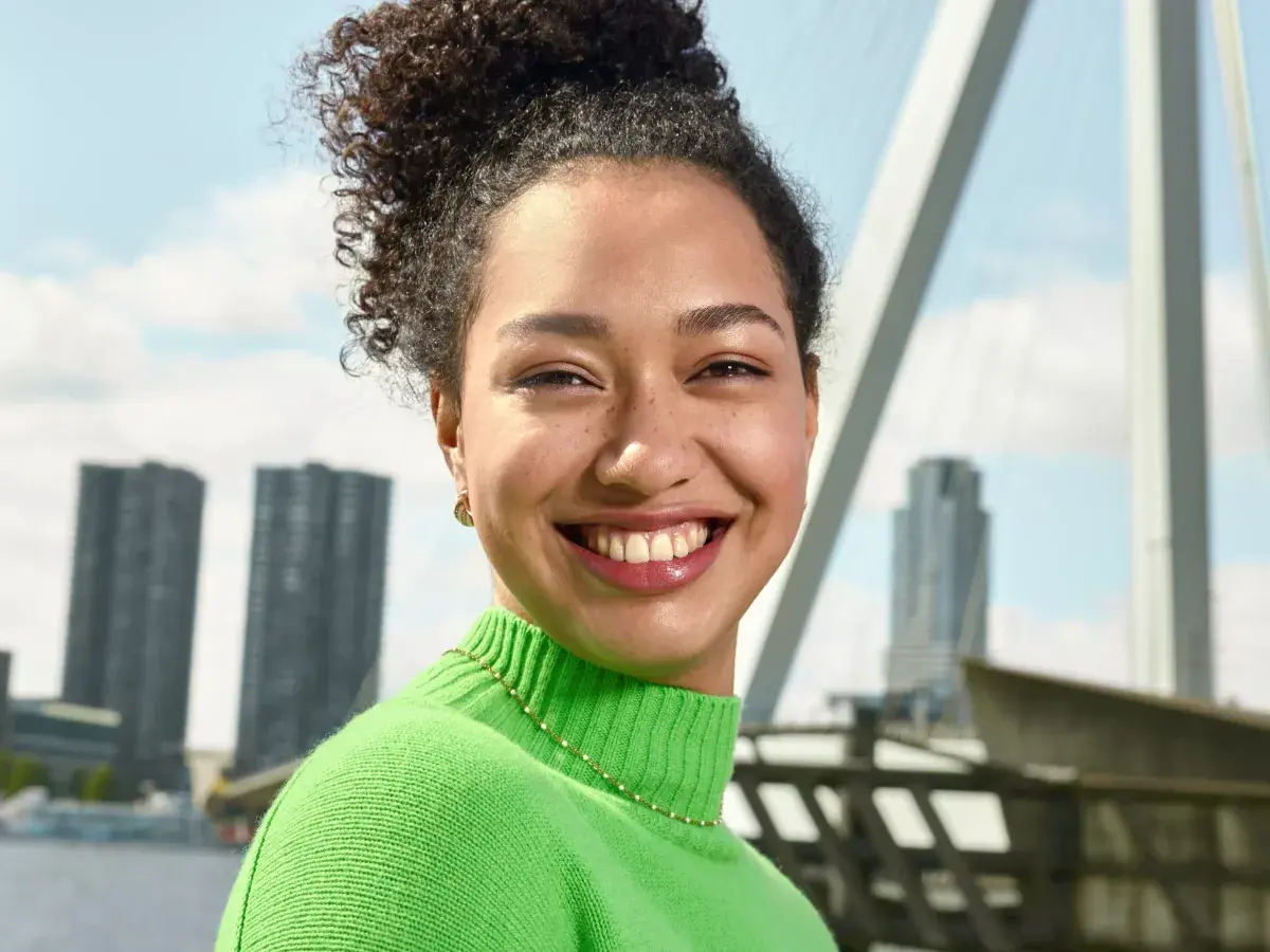 Lachende vrouw met groene trui aan